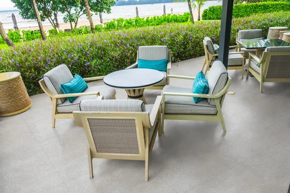 Pisos antiderrapantes para área externa e deck — LE Prime Acabamentos Canoas